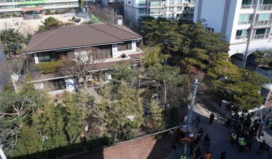 朴槿恵前大統領が青瓦台官邸にとどまっている１１日、ソウル・三成洞の朴前大統領私邸に荷物を移している。（写真＝共同取材団）