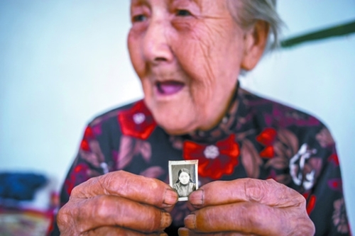 アン・セホン作家が撮ったこの写真の主人公は、旧日本軍による中国人元慰安婦のカオ・ヘイマオさん（９５）。彼女は２０代時代の証明写真を見せて旧日本軍が奪い取った、花のように美しかった青春を思い浮かべた。