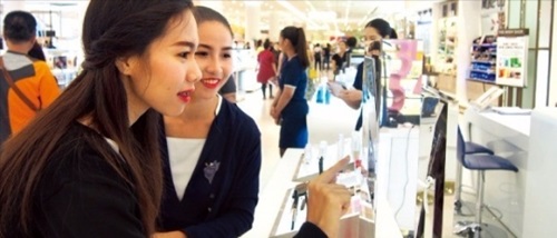 ２０代のタイ人女性がバンコクの「サイアムパラゴン」ショッピングモールのラネージュ店で化粧品を選んでいる。