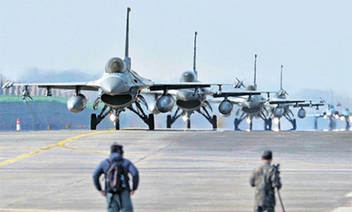 １３日、韓国空軍の単独大規模訓練「ソアリングイーグル」で、ＫＦ－１６戦闘機が滑走路で出撃準備をしている。