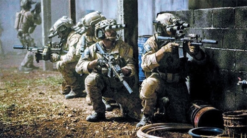 ２０１１年５月にあった米軍特殊部隊「チーム６」（ネイビーシールズ６チーム）のウサマ・ビンラディン射殺作戦「ネプチューンスピア」を再現した映画『ゼロ・ダーク・サーティ』の場面。（写真＝ソニー・ピクチャーズ）