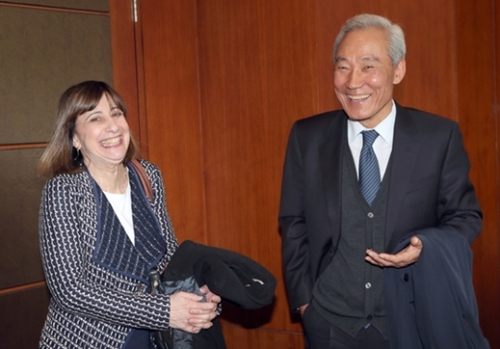 １５日にソウルの韓国貿易協会で会ったアジアソサエティーのカトラー副代表（左）と金宗フン延世大学教授が５年前を回想し笑っている。