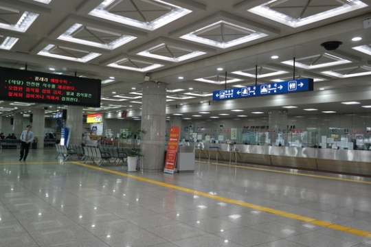 仁川港国際旅客ターミナル待合室のキップ売場（右側）の前にも人がいない。