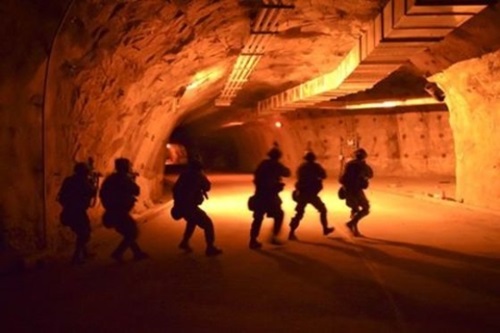 ８日、米軍第１機甲旅団の兵士が仮想の北朝鮮坑道で敵を掃討する訓練をしている。（写真＝在韓米軍）