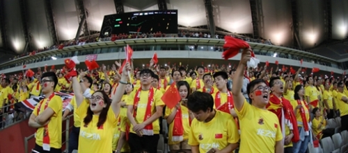 昨年９月１日に２０１８ロシアＷ杯アジア最終予選第１戦の韓国－中国戦が行われたソウルＷ杯競技場で中国のファンが五星紅旗を振って応援している。（中央フォト）