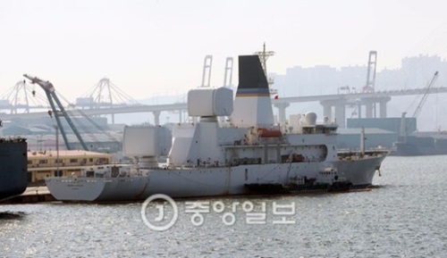 北朝鮮の中長距離弾道ミサイルを追跡する米国の最新鋭ミサイル追跡艦「ハワード・Ｏ・ローレンツェン」が韓国に初めて入港した。２月１５日、同艦が釜山港第８埠頭に停泊している。