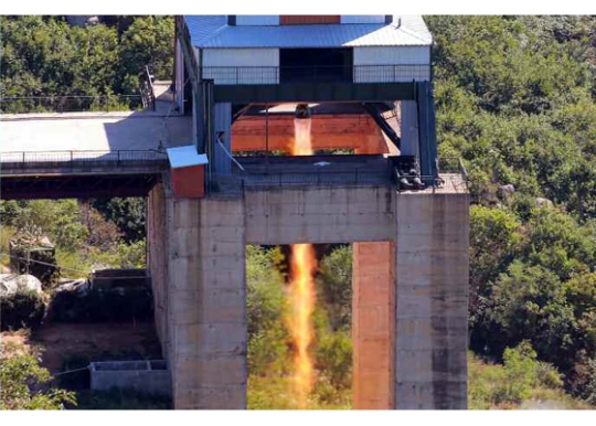 昨年９月に公開された北朝鮮の衛星運搬ロケット用大出力発動機地上噴出試験の写真（写真＝中央フォト）