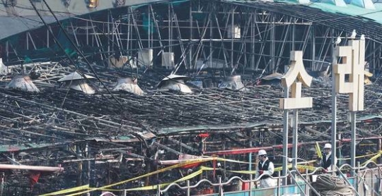 １８日午前、仁川市南洞区の蘇莱浦口で火災が発生し、鉄製の骨組みだけが残った。魚市場の屋台が全焼し、近隣の刺身店も被害を受けた。