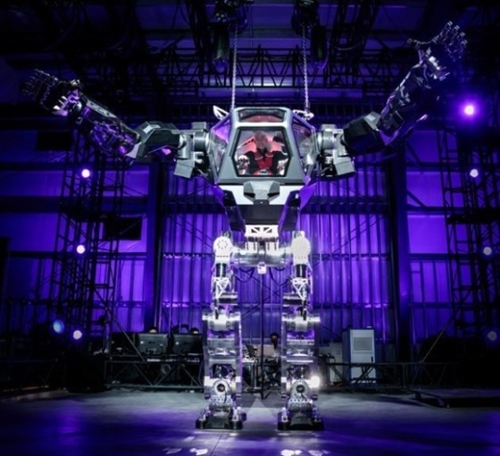 アマゾンのジェフ・ベゾスＣＥＯが１９日に韓国未来技術のロボット「メソッド－２」を操縦している。（写真＝ベゾスＣＥＯツイッター］