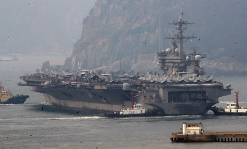 ３月２０日午前、米国海軍の原子力空母艦「カール・ビンソン」（ＣＶＮ　７０）が釜山港を出港している。（写真＝中央フォト）