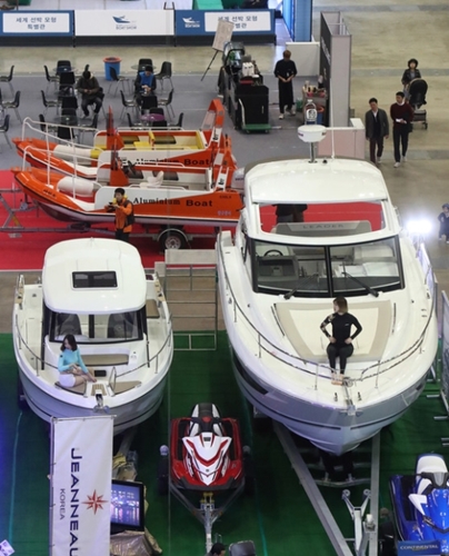 ２３日、釜山ＢＥＸＣＯで開催された「２０１７釜山国際ボートショー」で、観覧客が展示中のヨットを見ている。