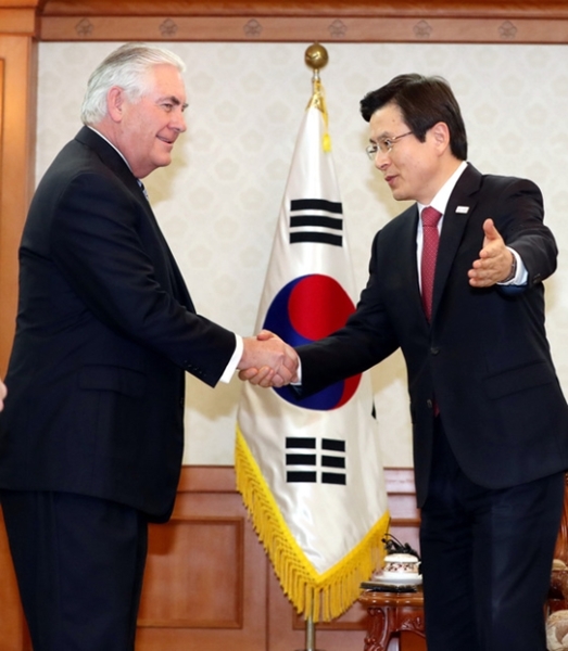 今月１７日、レックス・ティラーソン米国国務長官（左）とソウルで会った黄教安・大統領権限代行。（写真＝中央フォト）