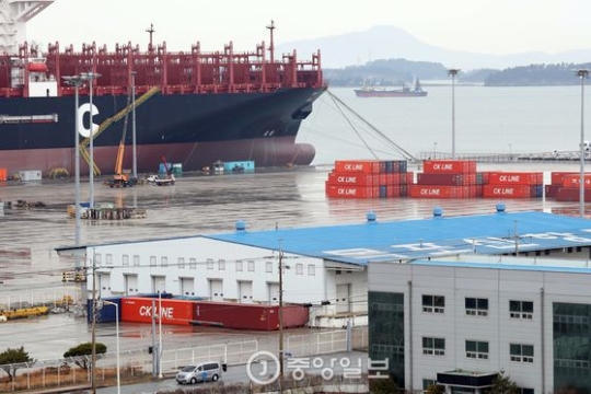 半潜水船へのセウォル号積載が完了し２５日午後、陸揚げされたセウォル号が置かれる木浦新港鉄材埠頭の全景。