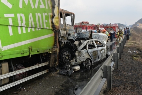 嶺東（ヨンドン）高速道路でトラックが道路脇に停車中の覆面パトカーに衝突した。（利川消防署）