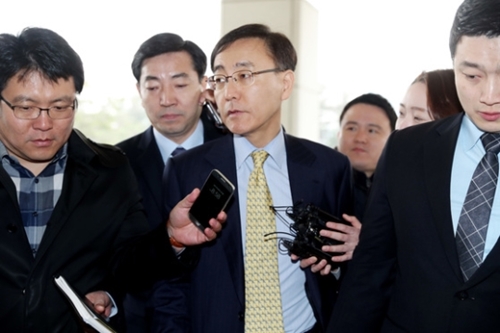 ソウルの最高検察庁庁舎に出勤した金秀南（キム・スナム）検察総長が２７日午前、記者から質問を受けている。検察はこの日、朴槿恵前大統領に対する逮捕状を請求した。