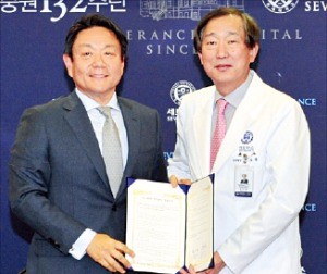 尹道欽（ユン・ドフム）延世医療院長（右）とコ・スンドン韓国マイクロソフト代表が共同研究協約を結んだ後、記念撮影をしている。（写真＝延世医療院提供）