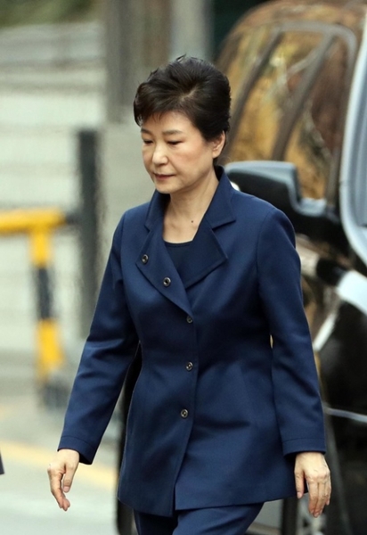 朴槿恵前大統領が30日、令状実質審査を受けるためにソウル中央地裁３２１号法廷に向かっている。