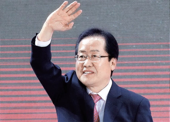 洪準杓慶尚南道知事が３１日、自由韓国党の大統領候補に選出された。