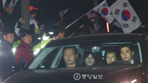朴槿恵（パク・クネ）前大統領が３月３１日午前、ソウル拘置所に向かっている。