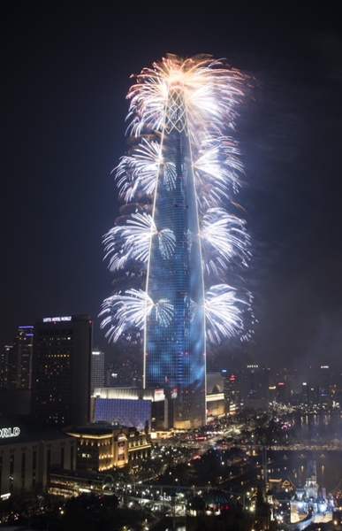 第２ロッテワールドタワー開場祝いの花火祭りが２日、華やかに開かれた。