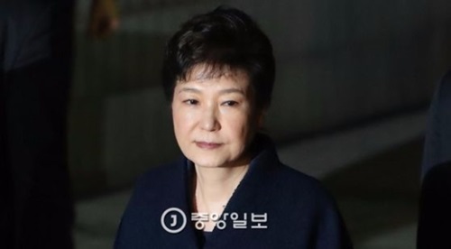 先月３０日、逮捕状実質審査を終えてソウル中央地裁を出た朴槿恵前大統領。