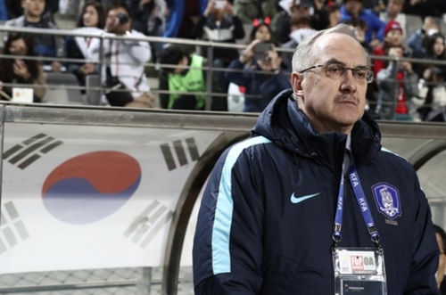 ２０１８ロシアワールドカップアジア最終予選７次戦で韓国とシリアの対戦が先月２８日、ソウル上岩Ｗ杯競技場で開かれた。韓国代表チームのウリ・シュティーリケ監督が試合開始を待っている。