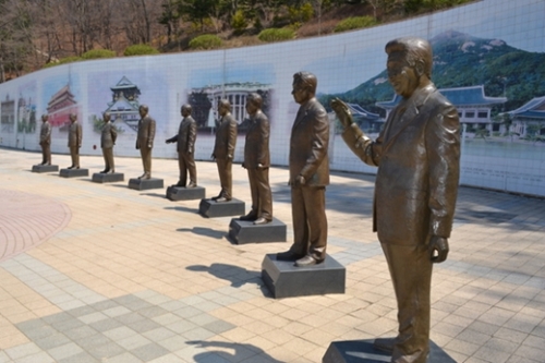 青南台の大統領広場に実物大の歴代大統領銅像が設置されている。