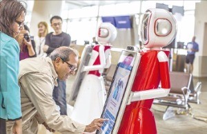 米サンノゼ空港で、利用客がフューチャーロボット「フューロ（ＦＵＲＯ）」で情報を調べている。（フューチャーロボット提供）