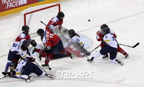 両チームの選手が北朝鮮ゴール前で激しくぶつかり合っている。