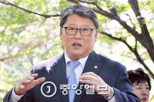 ８日に自由韓国党からの離党宣言をした趙源震議員（写真＝趙源震議員室）