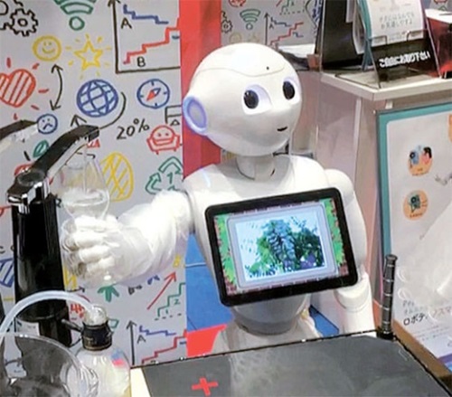 ソフトバンクが開発した人工知能ロボット「ペッパー」が２月に東京で開かれた「２０１７ペッパーワールド」でワインを注ぐ機能を見せている。（写真＝有進投資証券）