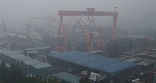 慶尚南道巨済市の大宇造船海洋玉浦造船所の全景。大宇造船海洋は利害関係者が自律的債務調整に合意しなければＰプランに入ることになる岐路に立たされている。