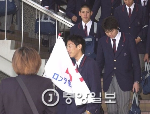 ２００４年３月に韓国修学旅行に来た智辯学園和歌山高校の生徒たち。釜山国際旅客ターミナルで。
