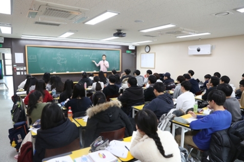 ２０１５年基準の国際学習到達度調査（ＰＩＳＡ）の結果、韓国の学生の科学分野の成績は５位と上位圏だったが、興味・関心は２６位でＯＥＣＤ平均には至らなかった。（写真＝中央フォト）