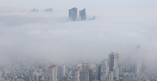 １６日、釜山マリンシティなど海雲台一帯と広安大橋が深い海霧に覆われている。