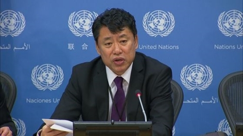 １７日、国連本部で記者会見をしている北朝鮮のキム・インリョン国連次席大使。