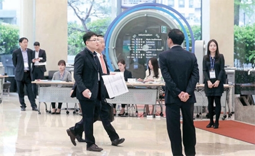 １７日、社債権者集会に出席するため債権者がソウル茶洞の大宇造船海洋ソウル事務所に集まった。