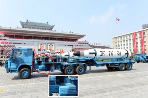 今月１５日、平壌の金日成広場で開かれた閲兵式で北朝鮮が開発した潜水艦弾道ミサイル（ＳＬＢＭ）北極星１号が中国ブランド「ＳＩＮＯＴＲＵＫ」に載せられて登場した。（写真＝中央フォト）