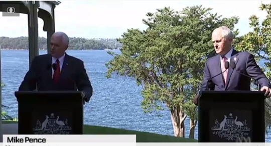オーストラリアを訪問中の米国のペンス副大統領（左）は２２日にシドニーでオーストラリアのターンブル首相と会談後に共同記者会見をしている。（写真＝オーストラリアＡＢＣキャプチャー）
