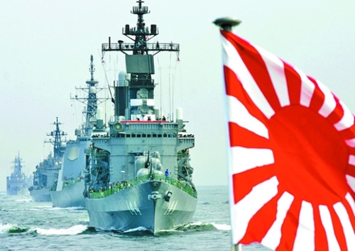 旭日旗を掲げている日本の海上自衛隊艦艇。（写真＝中央フォト）