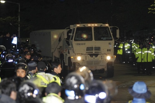 ２６日、慶尚北道星州ゴルフ場にＴＨＡＡＤの装備を積んだトレーラーが入っている。