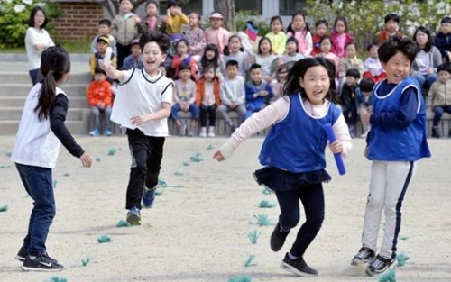 ２６日、大田市鷄山小学校の児童が春の運動会を２日後に控えリレー競技の練習をしている。
