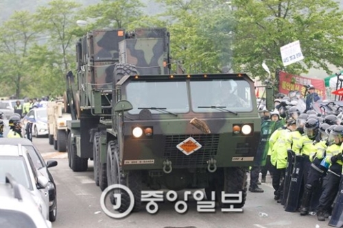 ２６日、在韓米軍のＴＨＡＡＤに使用される軍装備が慶尚北道星州ゴルフ場に向かっている。