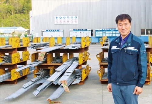チョンアム産業のチョン・ヨンミョン代表は会社が生産した船舶補強材を見せながら「一日の生産量が９月に比べ４分の１に減った」と説明した。（写真＝中小企業振興公団提供）
