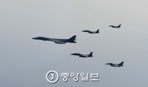 ３月に米空軍の戦略爆撃機Ｂ－１Ｂが韓半島上空で韓国空軍Ｆ－１５Ｋ型機２機とＫＦ－１６型機２機とともに連合訓練を実施した。（中央フォト）