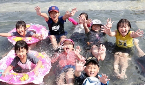 ３日、ソウル汝矣島の広場で子どもたちが水遊びを楽しんでいる。