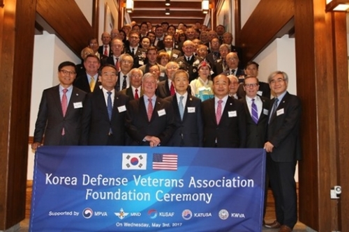 ３日（現地時間）、米ワシントンの駐米韓国大使官邸で開かれた在韓米軍戦友会（ＫＤＶＡ）創立式で出席者が記念撮影をしている。（写真＝在米韓国大使館）