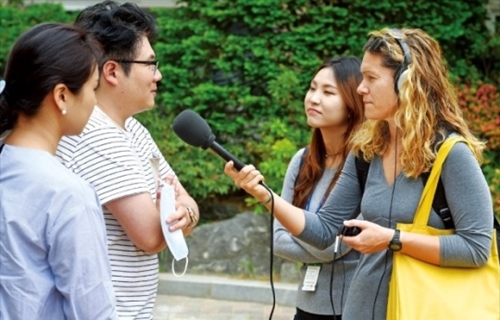 第１９代大統領選挙日の９日、ソウル龍山区龍山（ヨンサン）工業高校で有権者が投票を終えた後、米ラジオ放送記者のインタビューに答えている。