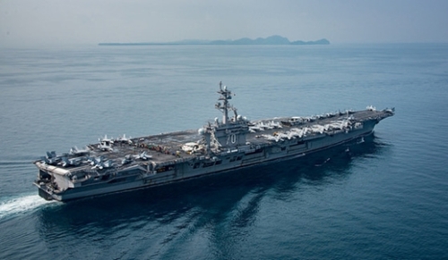 ４月１５日、米海軍の空母「カール・ビンソン」（ＣＶＮ－７０）がインドネシアのスンダ海峡を通過している。（写真提供＝米海軍）