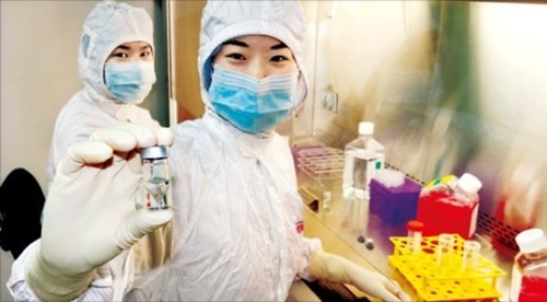 メディポストの研究員が板橋（パンギョ）研究所で幹細胞治療剤を見せている。（写真＝メディポスト提供）